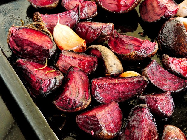 Remolacha al horno con ajo y romero.