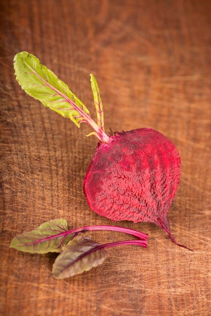 Remolacha roja con hojas o remolacha en la madera.