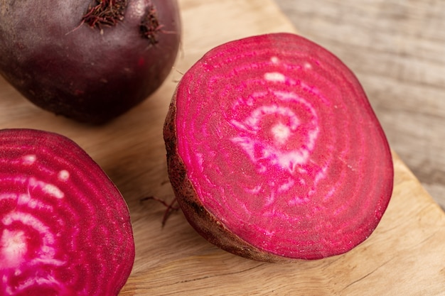 Remolacha roja orgánica en mesa de madera