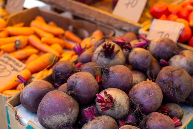 Foto remolachas y zanahorias en el mercado callejero