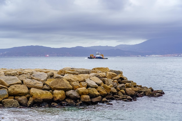 Remolcador en la bahía de Cádiz frente a las costas de Gibraltar