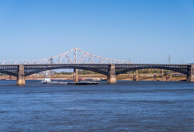 Foto remolcador con barcazas de petróleo en el río mississippi en st. louis, mo.