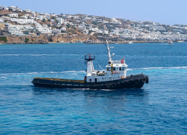 Remolcador de barcos en la isla de Mykonos en Grecia