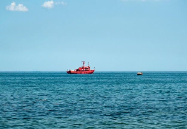 Un remolcador de incendios navega por el Mar Negro