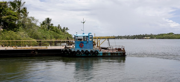 Remolcador en el muelle