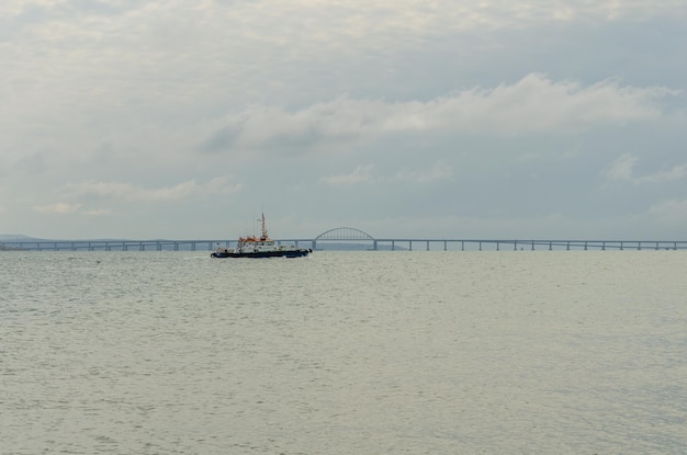 El remolcador navega en un mar en calma.