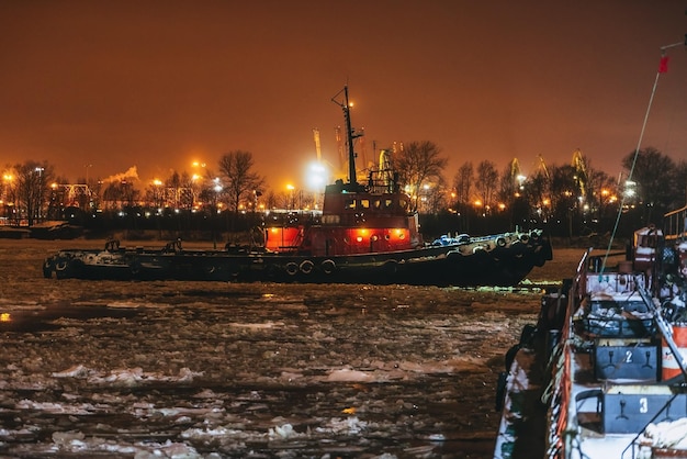 Remolcador de noche en puerto