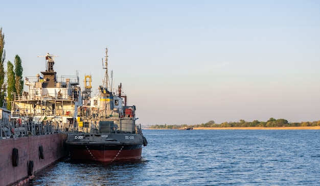 Foto remolcador en el río dnieper en kherson