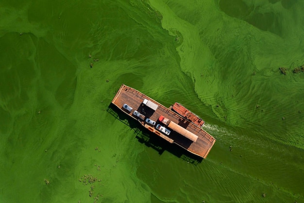 Remolcadores y transbordadores cruzando vehículos de un lado al otro del río