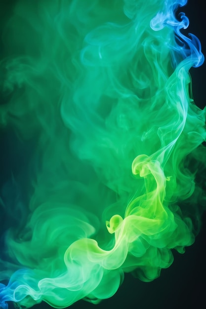 Remolino de humo denso con iluminación verde y azul sobre un fondo oscuro