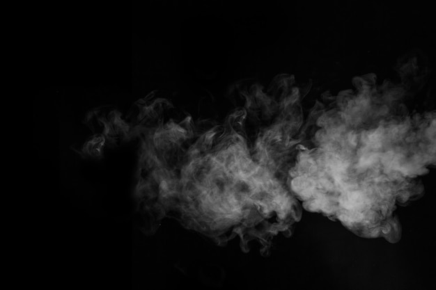 Remolino de vapor de humo retorcido aislado en un fondo negro para superponer en sus fotos Fragmento de vapor horizontal