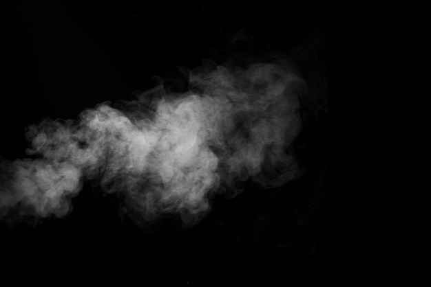 Remolino de vapor de humo retorcido aislado en un fondo negro para superponer en sus fotos Fragmento de vapor horizontal