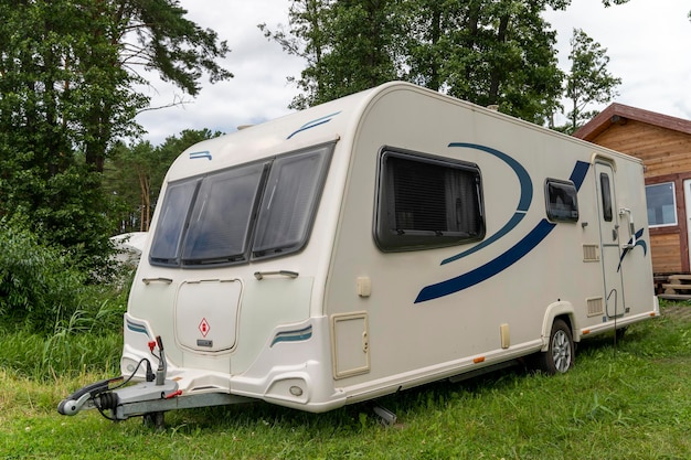 Remolque de camper para viajar de pie en la orilla del lago en verano