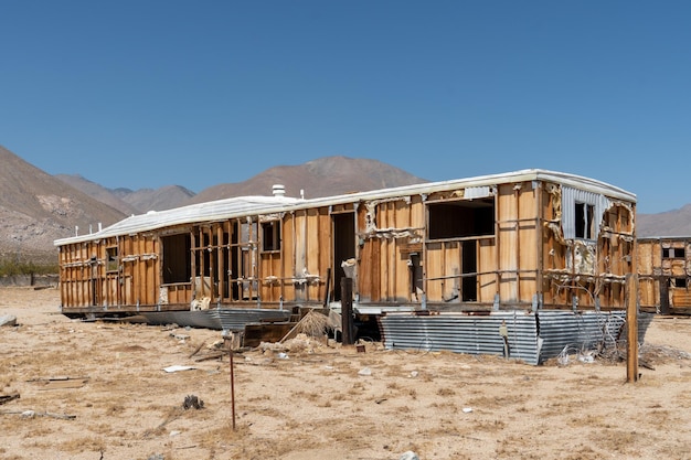 Remolque de casa rodante bandoneada en medio del desierto en el desierto de Mojave en California