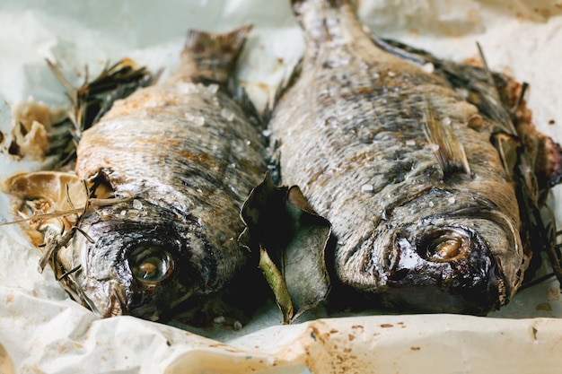 Remolque de pez dorado a la parrilla