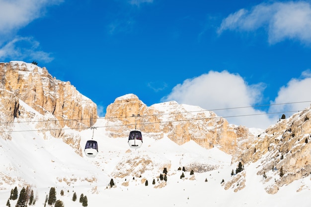 Remonte en la estación de esquí de Val di Fassa en invierno Dolomitas, Italia