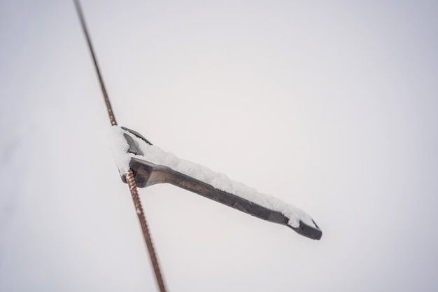 Remonte de tubos de nieve en invierno en una estación de esquí