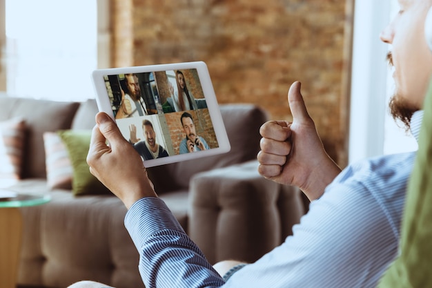 Remote-Meeting Mann, der während der Coronavirus- oder COVID19-Quarantäne von zu Hause aus arbeitet