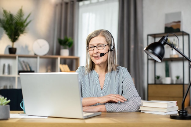 Remote-Mitarbeiter sitzt mit Laptop am Schreibtisch am Arbeitsplatz