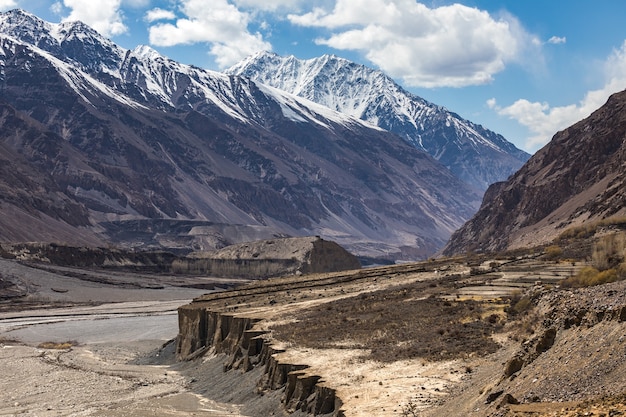 Remoto valle de shimshal en las montañas karakorum