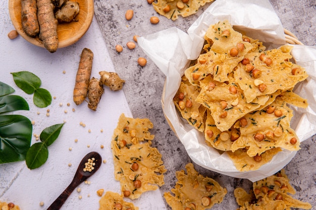 rempeyek o peyek kacang es una galleta japonesa salada de Indonesia hecha de harina de arroz