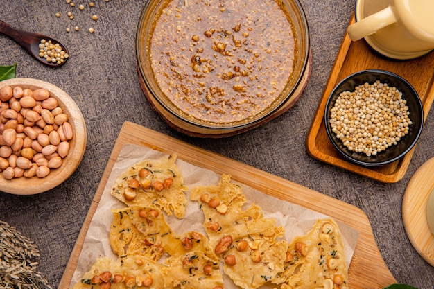 rempeyek o peyek kacang es una galleta japonesa salada de Indonesia hecha de harina de arroz