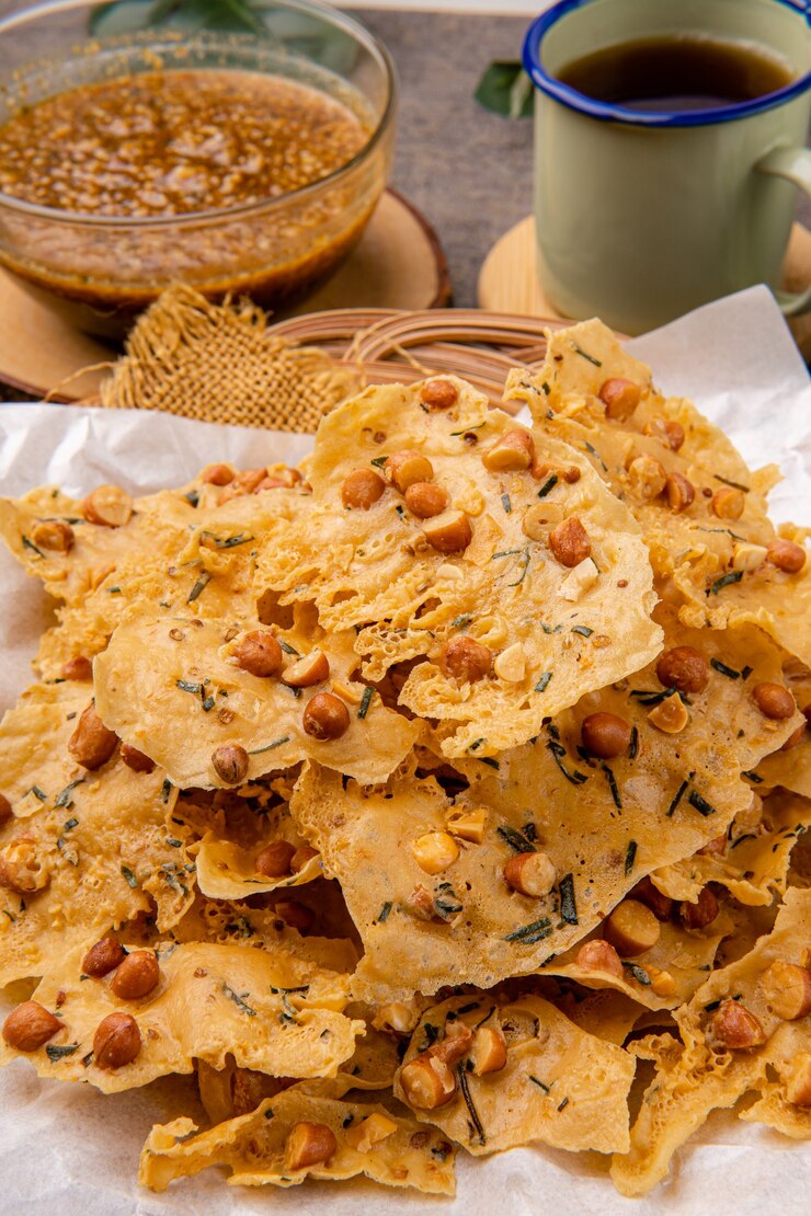 Rempeyek oder Peyek Kacang ist ein frittierter herzhafter indonesisch-javanischer Cracker aus Reismehl