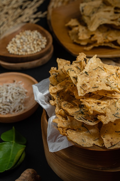 Rempeyek ou peyek ikan teri, um bolacha indonésio saboroso e frito, um biscoito japonês