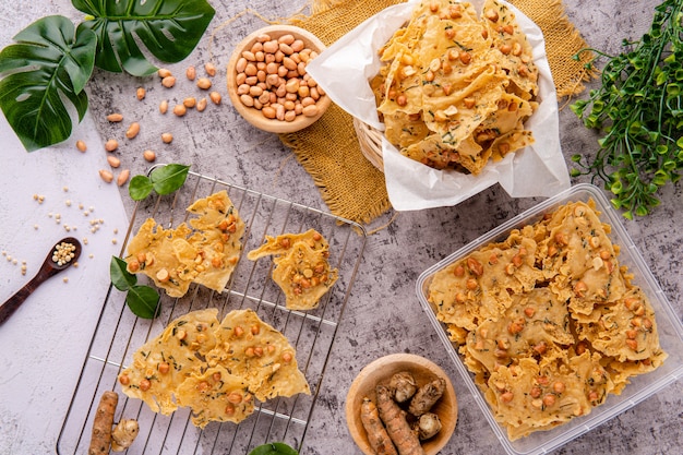 rempeyek ou peyek kacang é um biscoito indonésio javanês saboroso e frito feito de farinha de arroz