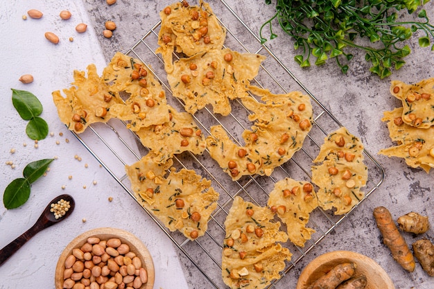 Rempeyek ou peyek kacang é um biscoito indonésio javanês saboroso e frito feito de farinha de arroz