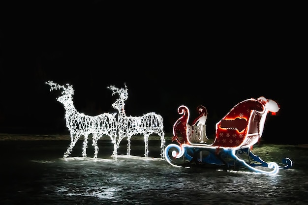 Rena de natal brilhante e o trenó do papai noel. decoração de rua de ano novo.