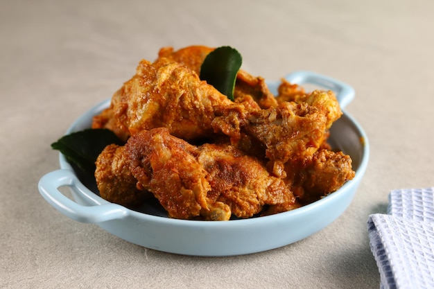 Rendang Ayam oder Chicken Rendang ist ein traditionelles indonesisches Essen aus Padang West Sumatra