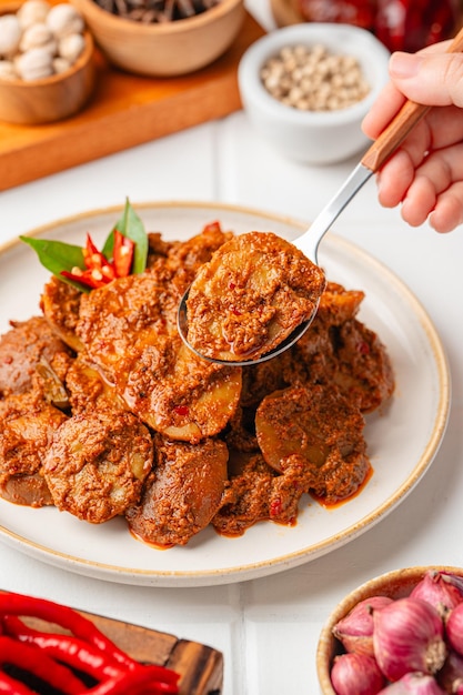 Rendang Jengkol dogfruit cocido en especias y leche de coco comida tradicional indonesia de confort