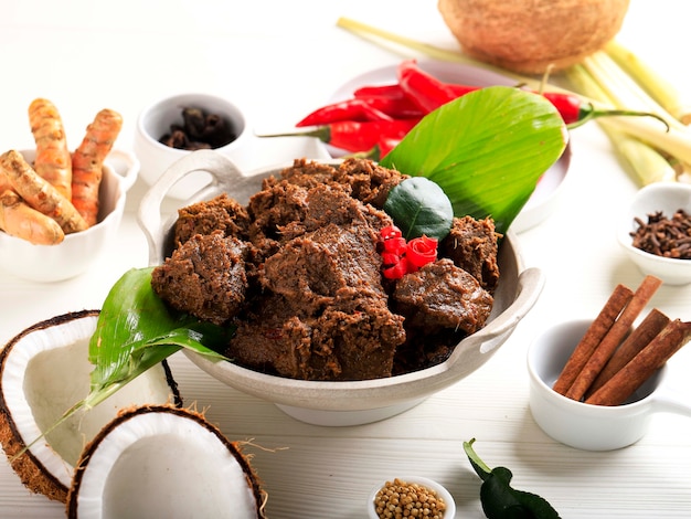 Rendang oder Randang ist das leckerste Essen der Welt. Hergestellt aus Rindereintopf und Kokosmilch mit verschiedenen Kräutern und Gewürzen. Typisches Essen aus dem Minang-Stamm, West-Sumatera, Indonesien