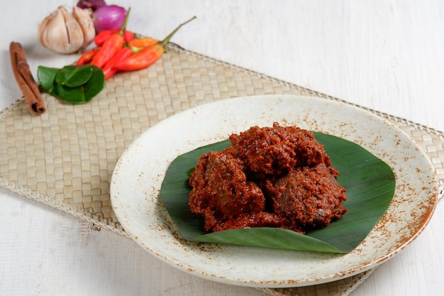 rendang ou Randang é uma culinária de carne picante que usa uma mistura de várias ervas e especiarias