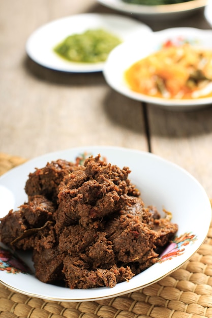 Rendang Padang. Estofado de ternera picante de Padang, Indonesia. El plato se organiza junto con el otro menú de warung nasi Padang.