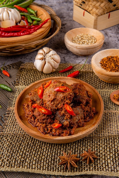 Foto rendang pork o rendang babi rendang babi se describe a menudo como un rico plato de carne que se ha cocinado lentamente y estofado en una leche de coco sazonada con una mezcla de hierbas y especias.