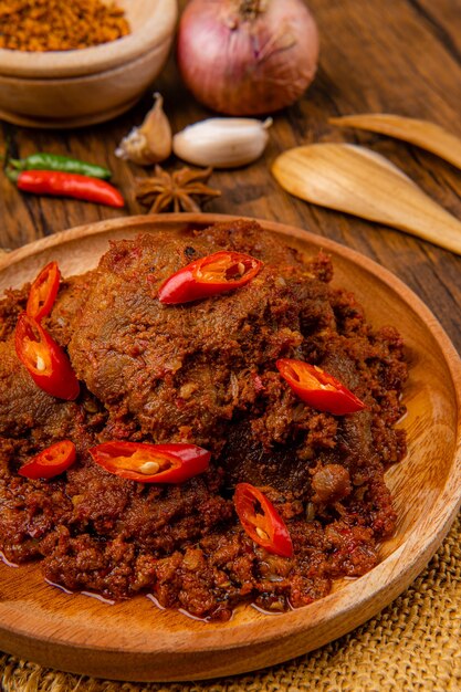 Rendang Pork o Rendang babi Rendang babi se describe a menudo como un rico plato de carne que se ha cocinado lentamente y estofado en una leche de coco sazonada con una mezcla de hierbas y especias.