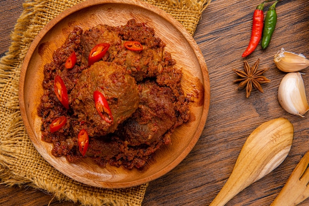 Rendang Pork oder Rendang Babi Rendang Babi wird oft als reichhaltiges Fleischgericht beschrieben, das langsam gegart und in Kokosmilch geschmort wurde, gewürzt mit einer Kräuter-Gewürzmischung