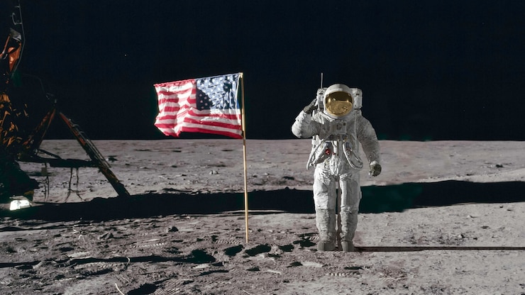 Renderização 3D. Astronauta saudando a bandeira americana. Animação CG. Elementos desta imagem fornecidos pela NASA.