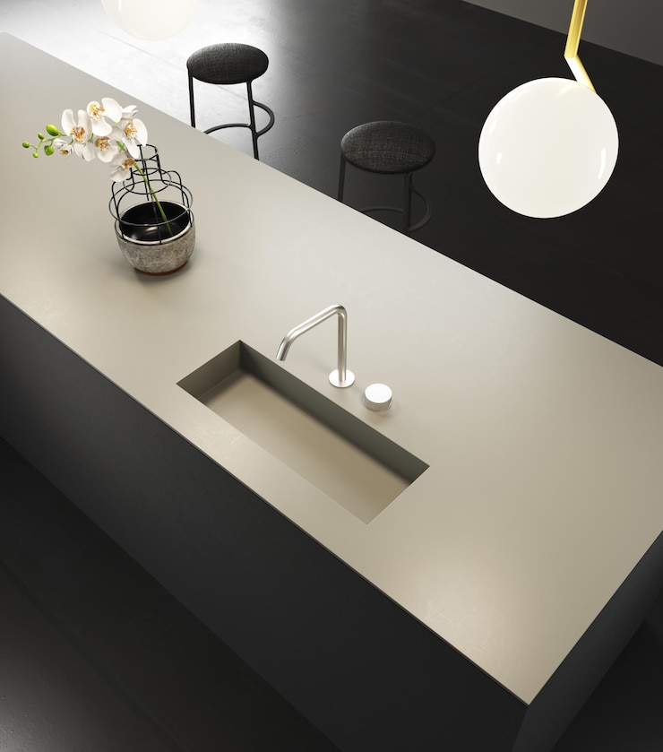 Foto renderização 3d da cozinha minimalista preta com bancada branca de móveis pretos e luminária de teto dourada