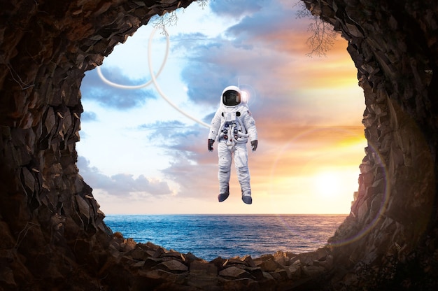 Renderização em 3D do planeta Terra e do mar olhando para fora na caverna Astronauta de pé para fora do planeta Terra