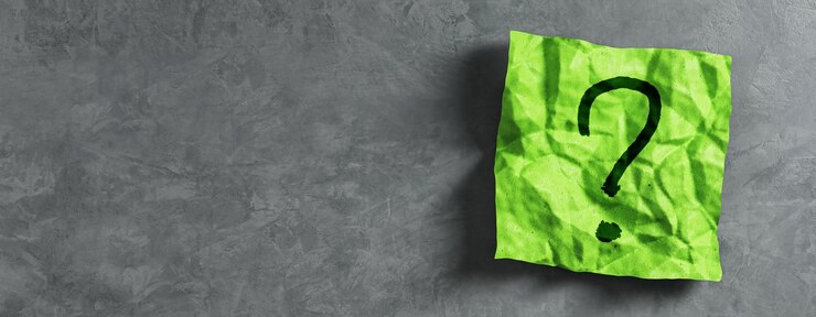 Foto renderizado en 3d de papel verde arrugado con signo de interrogación en fondo gris texturizado