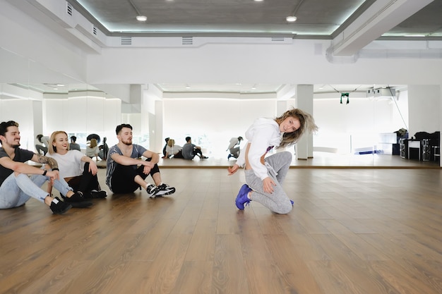 Foto rendimiento bailarín de hip-hop