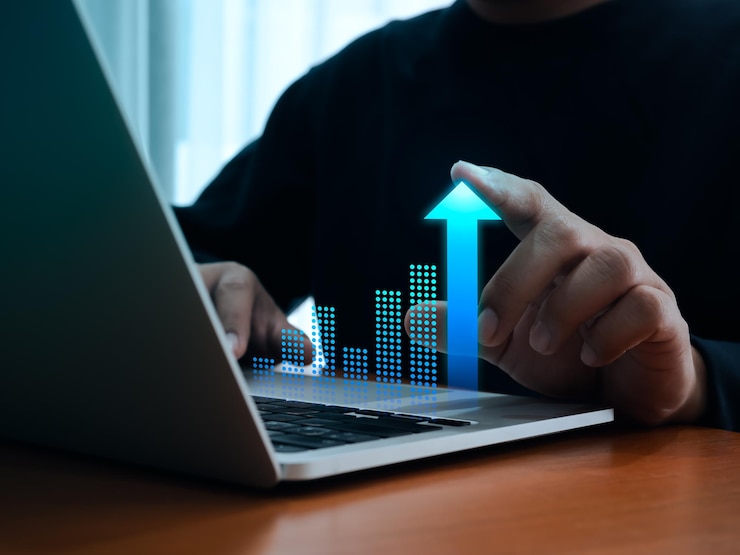 Foto el rendimiento financiero de la inversión (roi) los conceptos de retorno de la inversión son: flecha de aumento azul virtual como gráfico de crecimiento dibujado por empresarios, rendimiento comercial a mano sobre gráficos en computadoras portátiles.