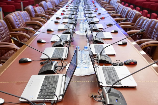 Foto rendimiento del micrófono de la sala de conferencias concepto de negocio