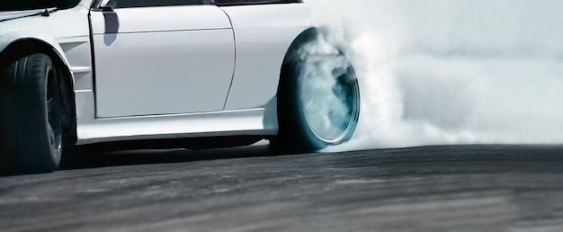 Renn-Drift-Auto mit brennenden Reifen auf der Speed-Strecke