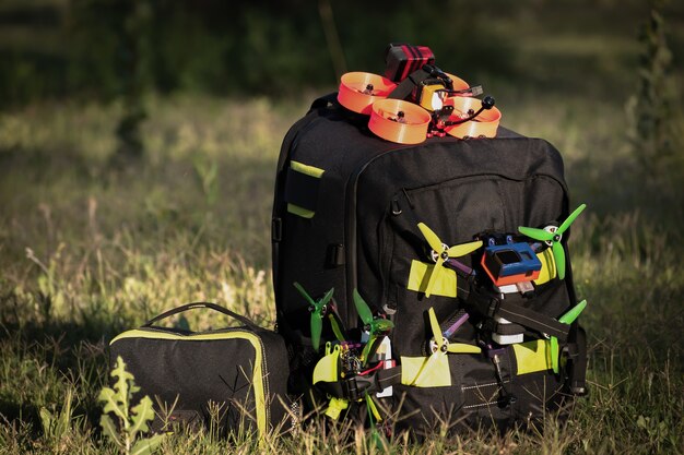 Foto renndrohnen-flugfahrzeug, das am rucksack für den transport zur rennstrecken-sportausrüstung befestigt ist, nahaufnahme