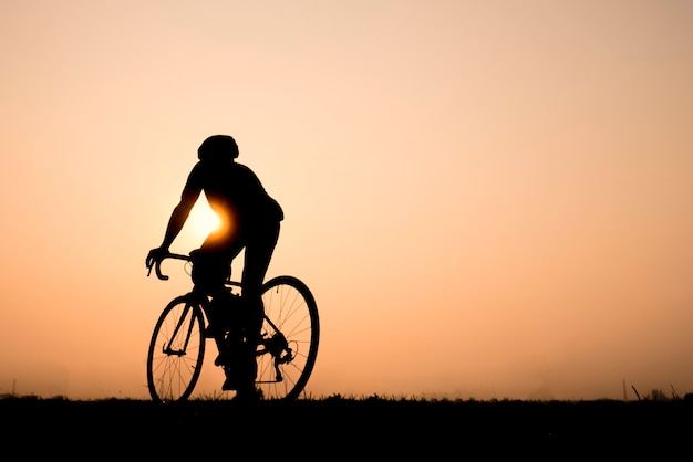 Rennrad Radfahrer Mann Radfahren. Radfahrendes Sporteignungs-Reitfahrrad auf einer offenen Straße