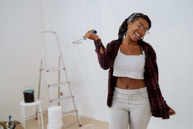 Renovação de habitação uma linda mulher com óculos sorri com dentes nevados